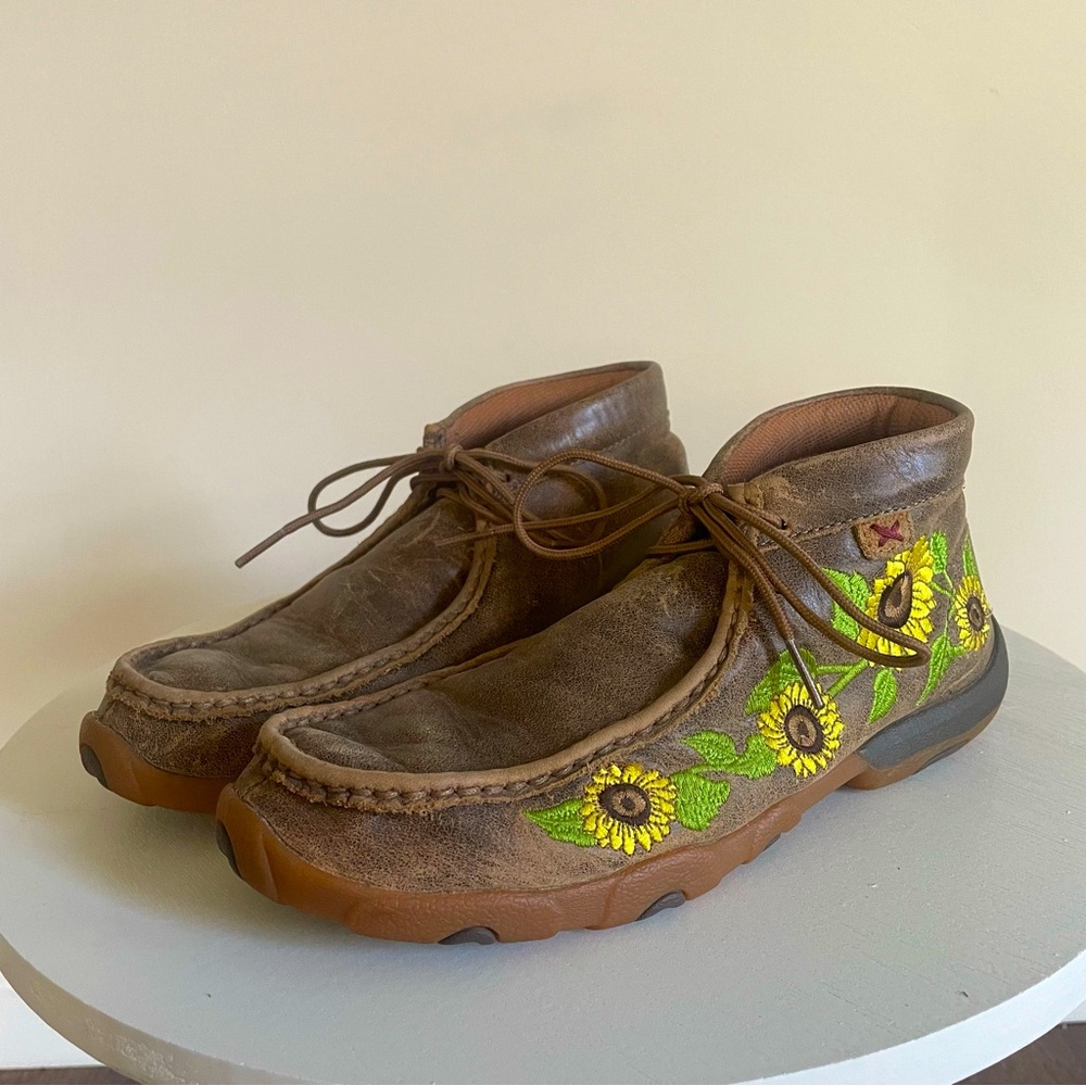TWISTED X WOMEN'S SUNFLOWER CHUKKA DRIVING SHOES - MOC TOE SIZE 7.5
